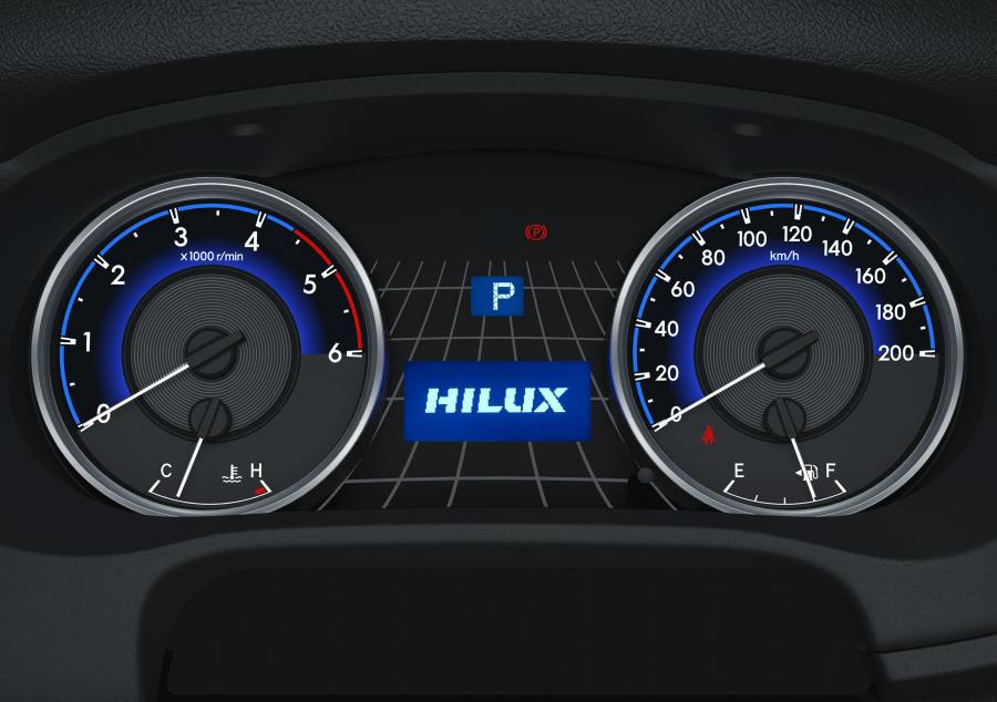 Панель приборов Toyota Hilux X Double Cab 2017 года  (JP) (фото 2 из 10)